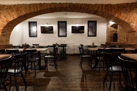 Casa Chitic - Hotel & Restaurant- STR Nicolae Balcescu 13 Отели в г. Брашов