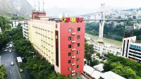 Super 8 Hotel (Panzhihua Central Plaza Yinjianghu Park) Hotels in Bingcaogang