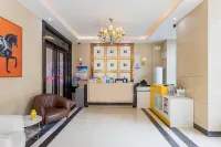 Quzhu Hotel (East Lake Branch of Wuhan University at street entrance)