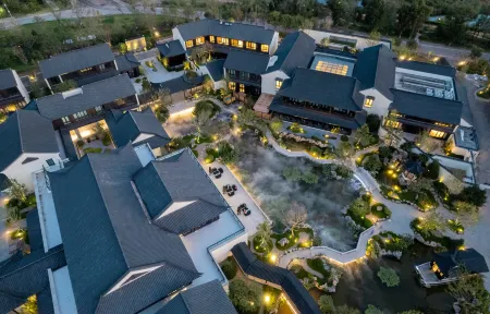 The Four Seasons inn of the Manlan family Отели в г. Чжанцзякоу