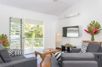 Tropicana Lagoon Apartments - Balcony