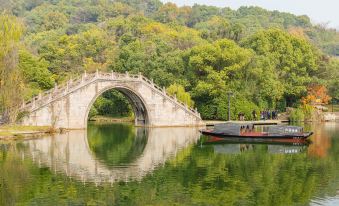 Floral Lux Hotel·Lotus Pond Moonlight B&B (Shaoxing Keyan Scenic Area)