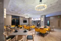 Vienna International Hotel (Jingmen Railway Station Jingchu University of Technology) - parking