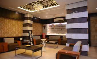 a modern and stylish lounge area with black and white striped walls , brown furniture , and a chandelier at Hotel Center Point