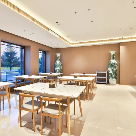 Yuehao Holiday Hotel (Dunhua High-speed Railway Station)