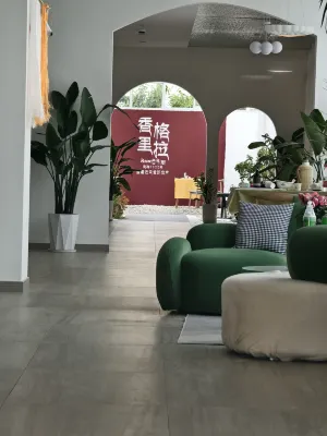 Luming Yuye Light Luxury Homestay (Shangri-La Dukezong Ancient City Shop) Hotels near Zhongdian Sutra Depository Scenic Spot