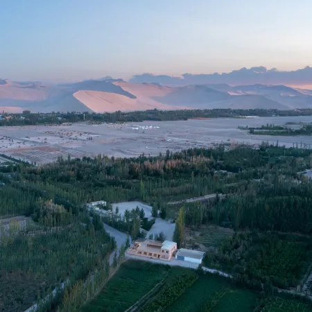 Dunhuang Yuncheng Zaiye Homestay (Mingsha Mountain & Crescent Spring Scenic Area Branch)
