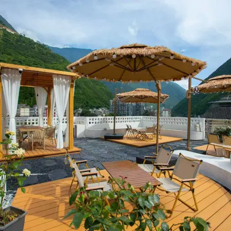 Luding Dadu Tingfeng Homestay (Luding Bridge Scenic Area)