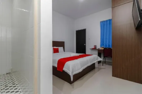 RedDoorz Plus Near Kepri Mall