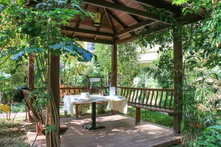 Boya Lakeside Garden Hotel Отели рядом с достопримечательностью «Dinosaur Kingdom»