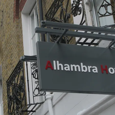 Alhambra Hotel Отели рядом с достопримечательностью «Площадь Тависток-сквер»