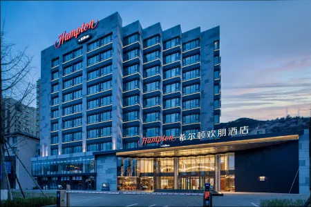 Hampton by Hilton Chengde Mountain Resort Отели рядом с достопримечательностью «Tianxiadiyi Chenghuangmiao Sceneic Area»