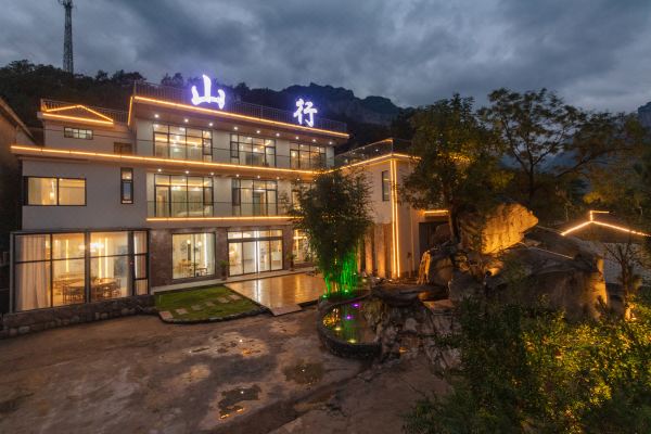 5分很好 显示所有19条点评 老板热情 在景区内的农家院,一家三口去的