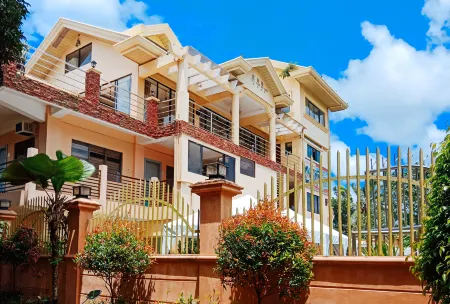 RedDoorz @ Southern Suites Guimaras Отели рядом с достопримечательностью «Траппист Монастери»