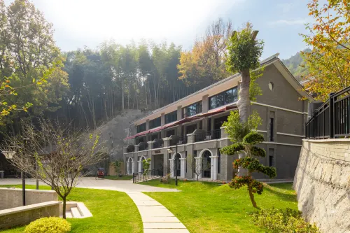 Floral Hotel·Qvzhou Yungu Yashe Hotel
