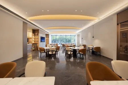Atour Hotel (Nanjing Gulou New City Plaza) Отели рядом с достопримечательностью «Zhongshan Ferry Terminal»