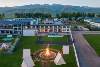 Banshan Yuanye Panoramic Peak View Boutique Stay (Nalati Scenic Area)