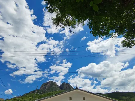Lingshan Twin Peaks Homestay） Отели рядом с достопримечательностью «Miyun Flood Pass»