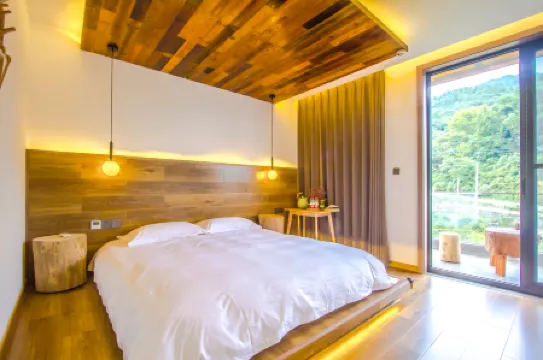 Tonglu Pushe Pool B&B Отели рядом с достопримечательностью «Huxiaoxia Riptide Adventure»