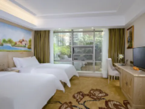 Vienna Hotel (Shenzhen Window of the World, Qiaocheng East Metro Station) Hotel berhampiran Binhai Mingzhu