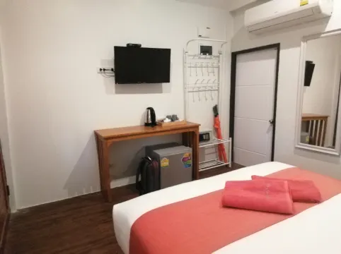 ห้องเตียงใหญ่ พร้อมวิวสวน