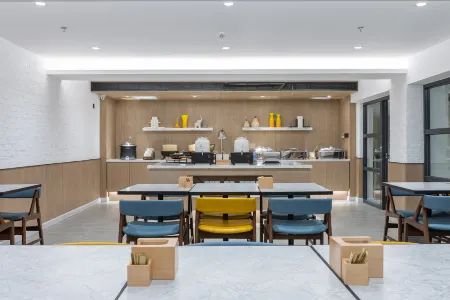 HanTing Premium Hotel (Beijing Shijingshan Amusement Park) Отели рядом с достопримечательностью «National Botanical Garden South Garden»