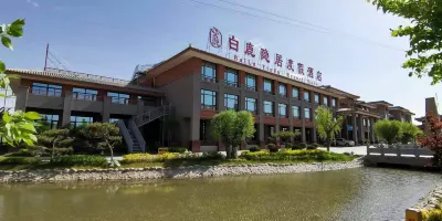 嘉峪關白鹿隱居度假飯店（關城方特絲路神畫店） 嘉峪關雄關驛露營地附近的飯店