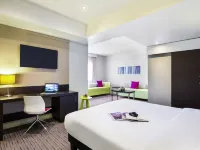 Ibis Styles Sharjah Hotel in zona Lincoln University of Business and Management