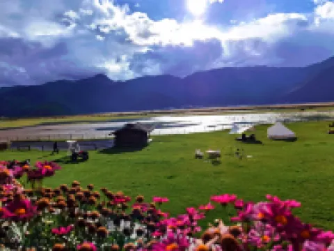 Shangri-La Skyland Tent Manor Hotels near Xianggelila Gao Mountain Botanical Garden