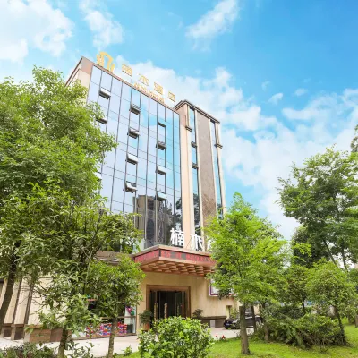 楠木酒店（眉山東站萬達廣場店） 鄰近萬景九巷十坊的酒店