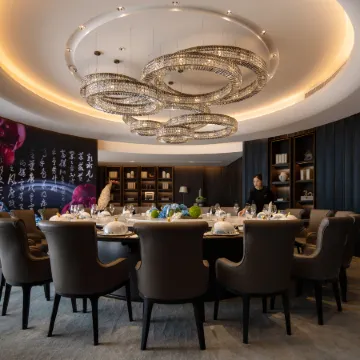 Quancheng Hotel Отели рядом с достопримечательностью «Источник Черного тигра»