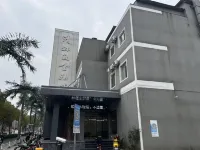 Qingmu Platinum Hotel (Danyang High-Speed Railway Station Wuyue Plaza) Hotel dekat Ming and Qing Dynasties Stone Archway