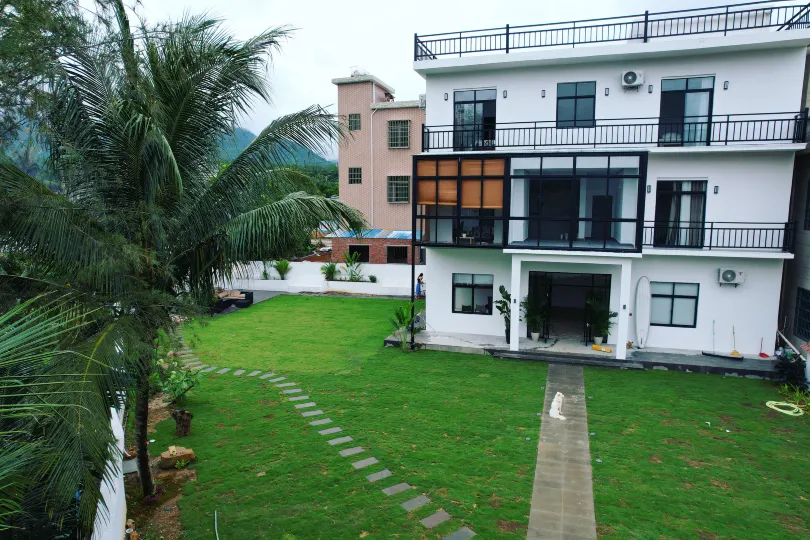 Wanning Yellow&White Homestay