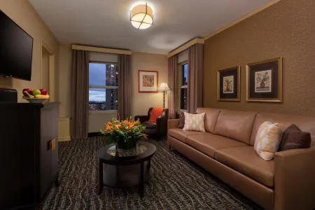 Executive Hotel Pacific Отели рядом с достопримечательностью «William Traver Gallery»