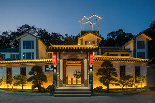 Passing-cloud Resort Hotels in Dabu County