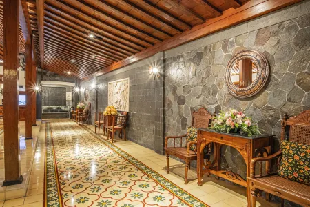 NDalem Kartowikoro 1835 Отели в г. Pasar Kliwon