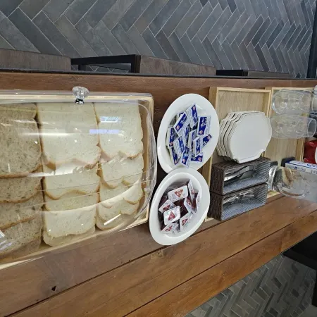 Hongdae Hostel KOZAYO Отели рядом с достопримечательностью «Станция метро Hapjeong»