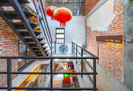 1. 샤인 트리 하우..