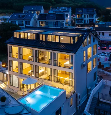 Zhoushan lvyun Bay Beach sunrise swimming pool holiday hostel