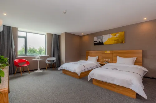 Zhenning Qianyi Hotel