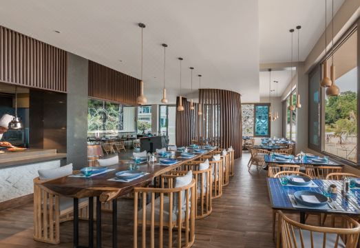 크림슨 리조트 앤 스파 보라카이의 전용 해변과 수영장 전경