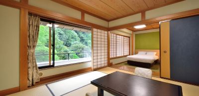 【池の棟】山側・一般客室（和室10畳＋セミダブル１床） 箱根湯本温泉 吉池旅館の写真