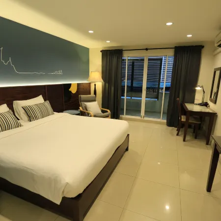 The Royalbee Aparthotel Отели рядом с достопримечательностью «Тайская Королевская Армия»