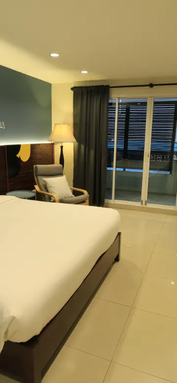 ห้องดีลักซ์ เตียงใหญ่ พร้อมระเบียง