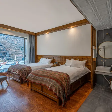 Far Mountain Dream Hotel