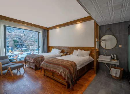 Far Mountain Dream Hotel