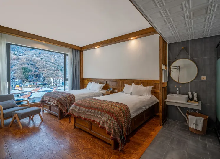 Far Mountain Dream Hotel