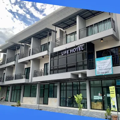 Life Hotel Rong Khun Hotels near Boon Rawd Farm