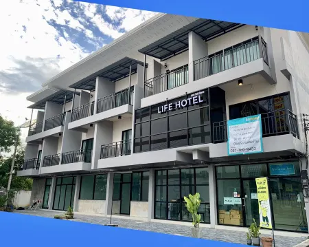 Life Hotel Rong Khun Отели рядом с достопримечательностью «Белый храм Ват Ронг Кхун»
