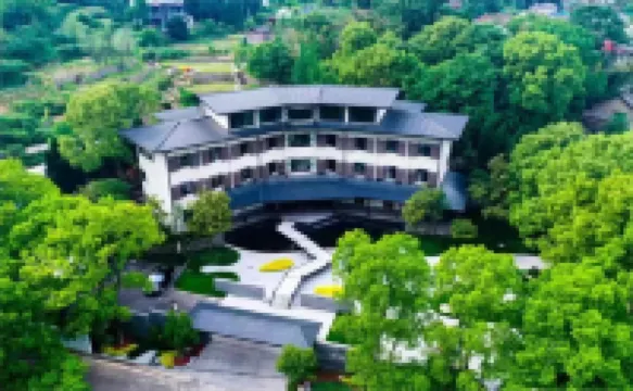 Ezhou Shileyuan Huaxi Homestay